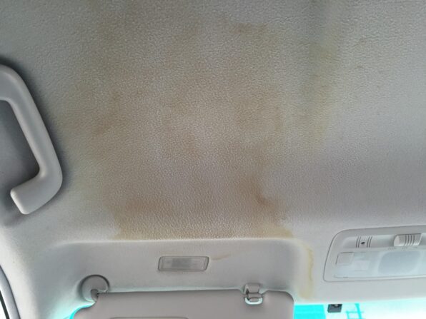 天井に付いたコーヒーの巨大なシミをクリーニングで除去しました 車のお手入れ専門店 ダ カーポ