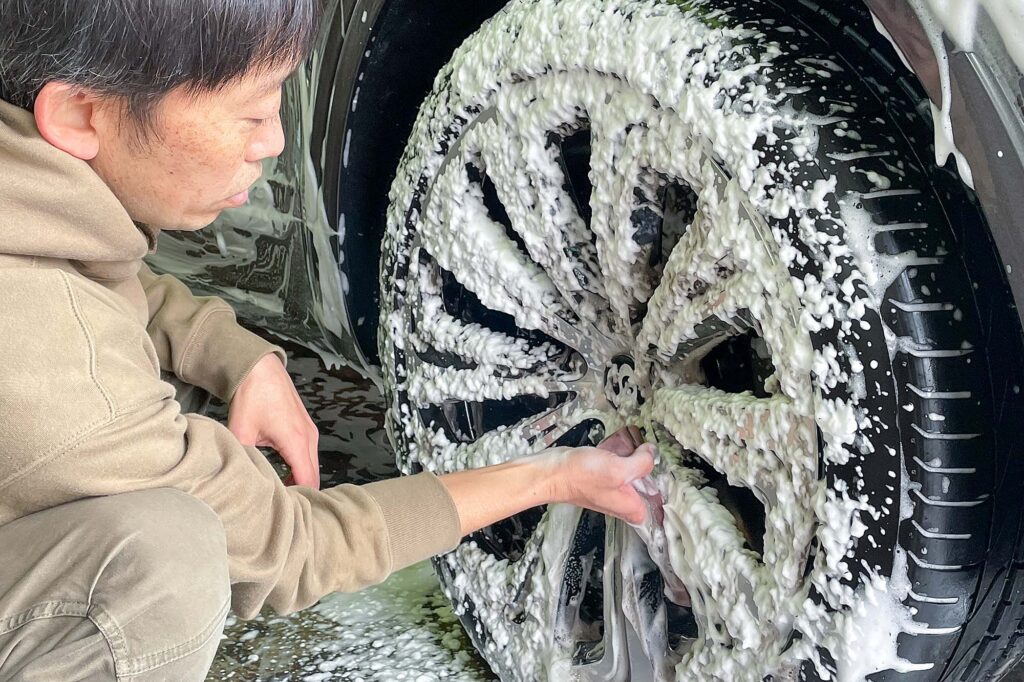 手洗い洗車の流れ - ホイールの洗浄
